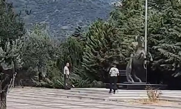 Üniversitede nöbet tutma cezası!